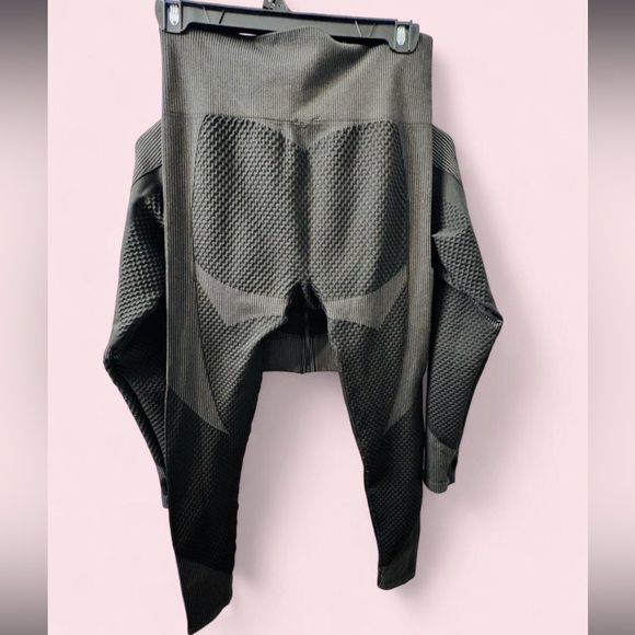 Black Textured Workout Set - Picture 5 of 7